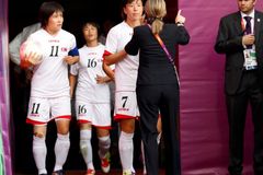 Fotbalistky KLDR odmítaly kvůli jihokorejské vlajce hrát