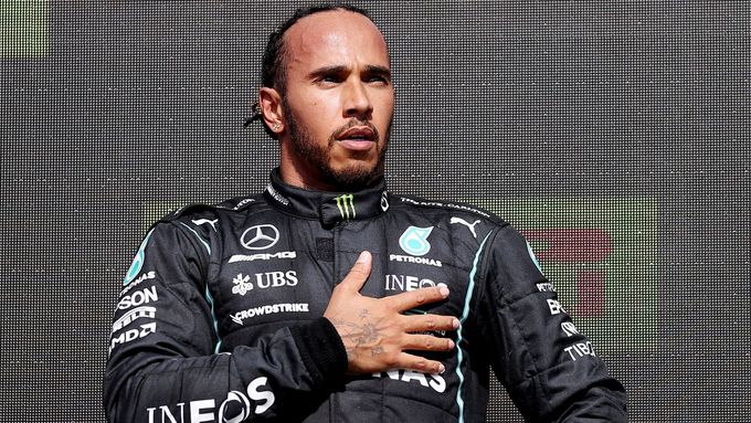 Lewis Hamilton slaví vítězství ve Velké ceně Británie 2021.