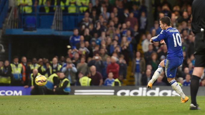 Eden Hazard z Chelsea proměňuje penaltu proti WPR.
