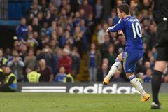 Neporazitelnost Chelsea zachránil Hazard z penalty