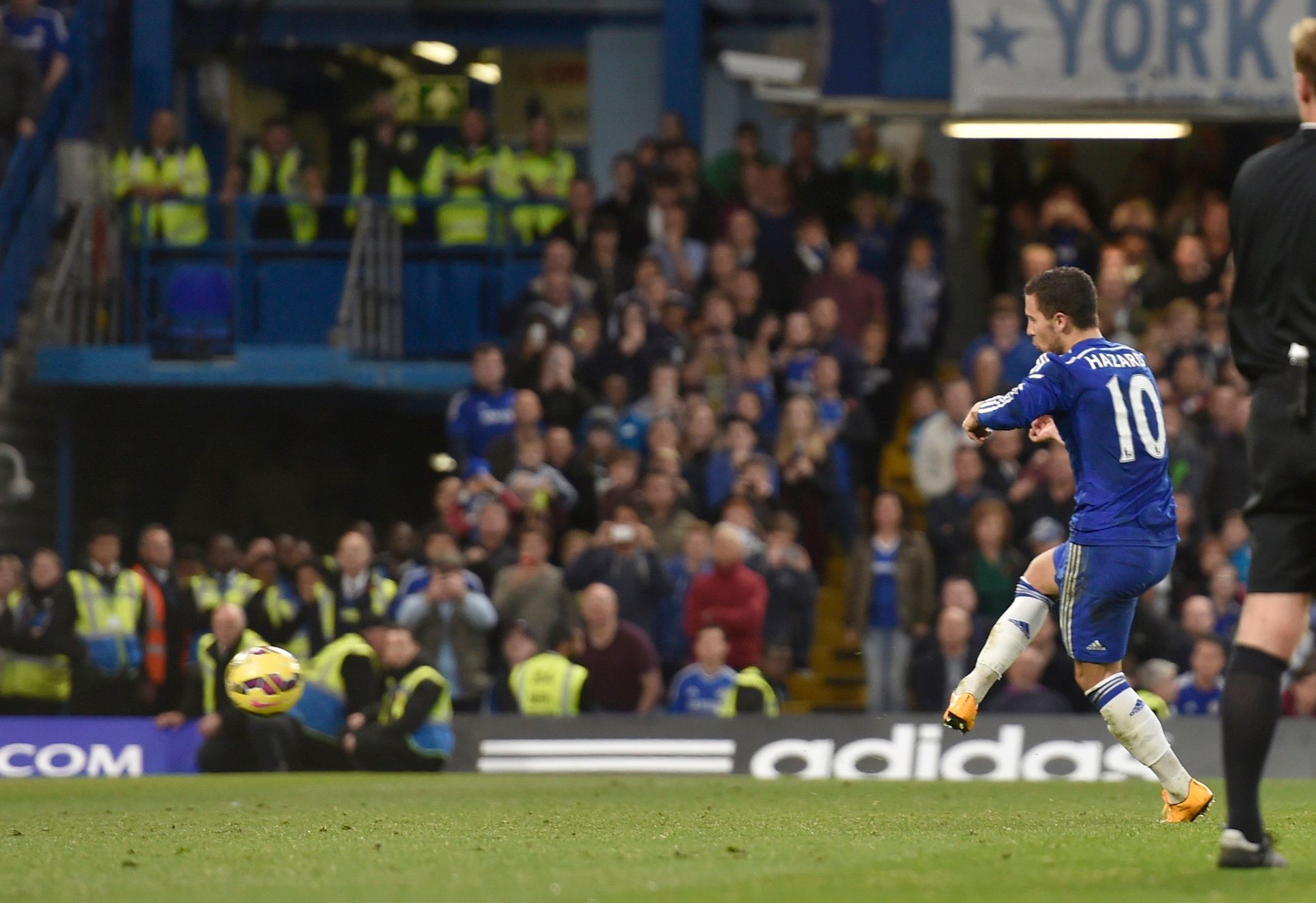 Chelsea-QPR: Eden Hazard proměňuje penaltu