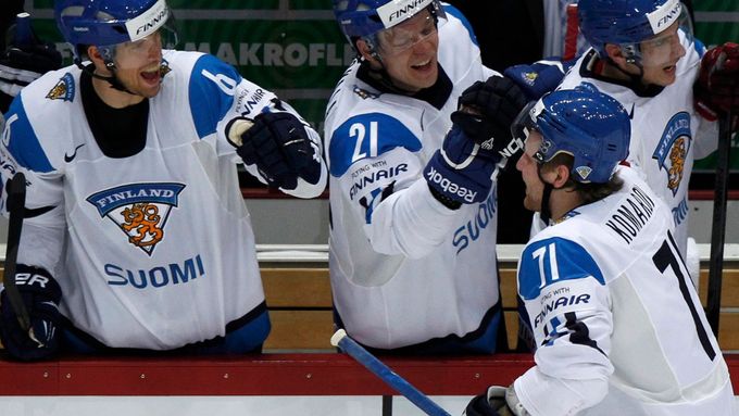 Komarov oslavuje druhý gól v síti Švýcarska.