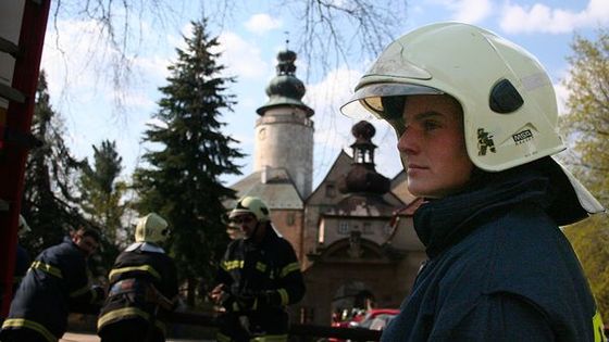 Zámek hoří! Hasiči trénovali záchranu děti uvězněných kouřem