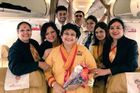 Indka splnila sen matce, která se loučila s kariérou letušky. Řídila letadlo na jejím posledním letu
