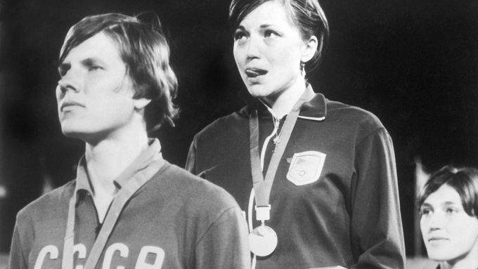 Miloslava Rezková-Hübnerová na nejvyšším stupínku na OH v Mexiku