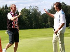 Primátor Pavel Bém se zdraví s podnikatelem Romanem Janouškem na Prezident´s Golf Cupu v srpnu 2009