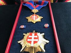 Řád bílého dvojkříže druhé třídy je nejvyšším slovenským státním vyznamenáním pro cizince.