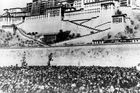 Čína před 70 lety rozdrtila svobodu Tibetu. Stalin Maovi poradil, jak na dalajlamu