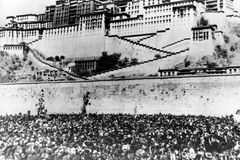 Čína před 70 lety rozdrtila svobodu Tibetu. Stalin Maovi poradil, jak na dalajlamu