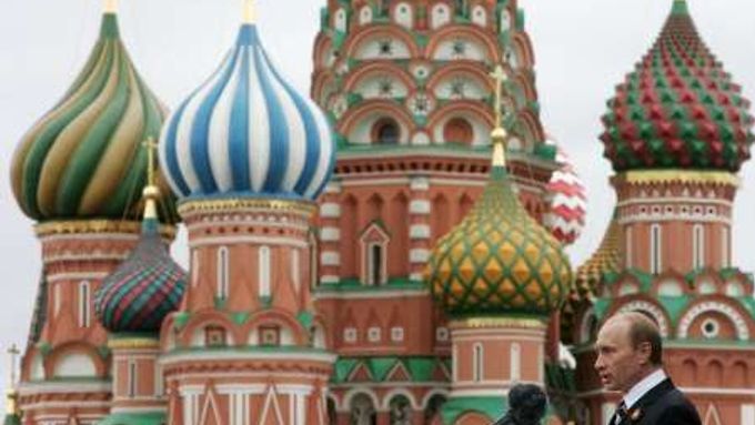 Ruský prezident Vladimir Putin promlouvá na Rudém náměstí v Moskvě. V pozadí se tyčí barevné kupole chrámu Vasila Blaženého. Nezaměnitelný kostel, který se stal jedním z nejtypičtějších symbolů Ruska, nechal postavit v šestnáctém století car Ivan Hrozný na památku slavného vítězství Rusů nad Tatary.