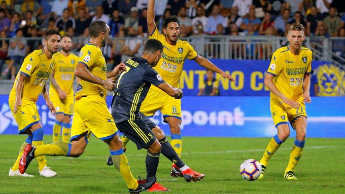fotbal, italská liga 2018/2019, Frosinone - Juventus, Cristiano Ronaldo střílí gól