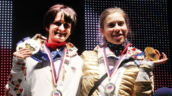 Martina Sáblíková a Eva Samková. Dvě zlaté medailistky ze Soči a dvě hlavní protagonistky nedělních oslav v olympijském parku na Letné.