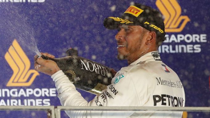 Lewis Hamilton slaví singapurský triumf.