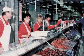 Foto: První hypermarket v Česku otevřel před 20 lety. Projděte se historií největších obchodů