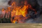 Foto: Obří lesní požár v kanadské Albertě. Hasiči doufají, že jim ho pomůže zkrotit chladné počasí