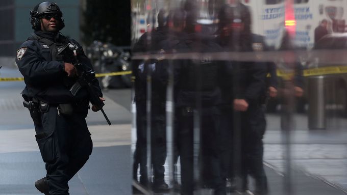 Policie kolem budovy CNN, když stanice obdržela první podezřelý balíček.
