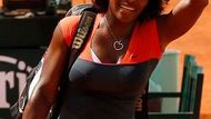 Serena Williamsová slaví postup do dalšího kola French Open 2009.