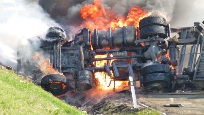Nehoda polského kamionu s požárem na D1 u Bělotína.