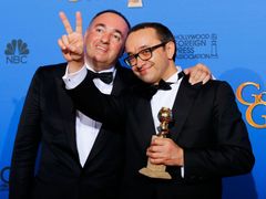 Režisér Andrej Zvjagincev (vpravo) a producent Alexander Rodňanskij se radují z trofeje pro snímek Leviatan, nejlepší zahraniční film na Zlatých glóbech.