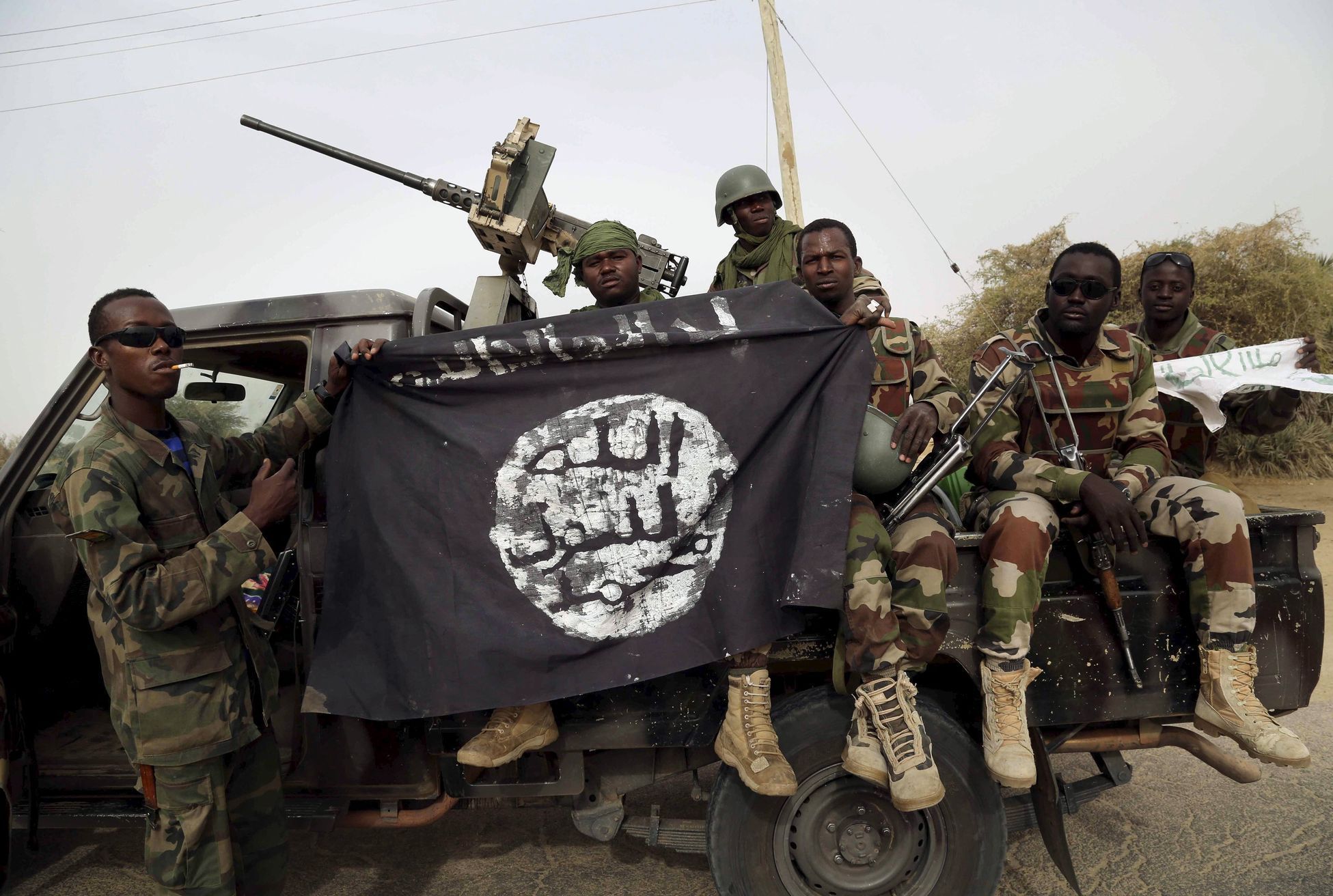 Vojáci nigerijské armády s ukořistěnou vlajkou Boko Haram.