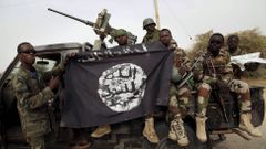 Vojáci nigerijské armády s ukořistěnou vlajkou Boko Haram.