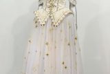 Šaty princezny Diany - Jedna z nejkrásnějších rób zesnulé princezny Diany se vydražila v Londýně v rámci aukce s názvem Passion for Fashion za 1,5 milionů korun. Ostatní její večerní šaty se prodaly za 21,5 milionů.