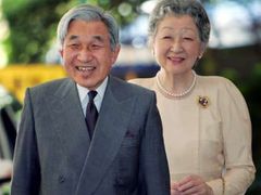 Japonský císař Akihito s manželkou.