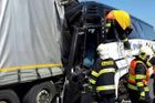 U Litovle se srazil autobus plný dětí s nákladním vozem. Zranění utrpělo osmnáct lidí
