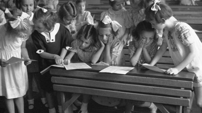 V obecné dívčí škole, snímek z roku 1939.