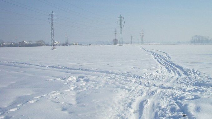 Takto vypadaly běžkařské louky za Pardubicemi v minulých letech. Tuto zimu už by tu měly být strojově upravené běžecké trasy.