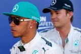 Nedělní Velkou cenou Maďarska ukončili piloti formule 1 první část sezony, která bude po letní pauze pokračovat na konci srpna ve Spa. Zatím jednoznačně kraluje Mercedes, i když mezi Lewisem Hamiltonem (vlevo) a Nico Rosbergem to hodně skřípe.