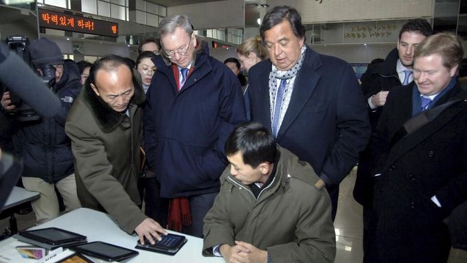 Zpátky do minulosti. Šéf Googlu Eric Schmidt a exguvernér Nového Mexika Bill Richardson během návštěvy Korejského počítačového střediska v Pchjongjangu.
