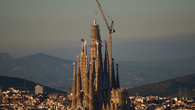 Pohled na baziliku Sagrada Familia, která se ve čtvrtek 30. října 2025 stala nejvyšším kostelem světa poté, co byla na její centrální věž vyzdvižena dolní část kříže.
