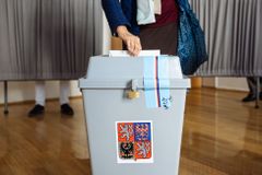 Zaměstnanec brněnské radnice omylem zamkl volební komisi. Zachránili ji strážníci