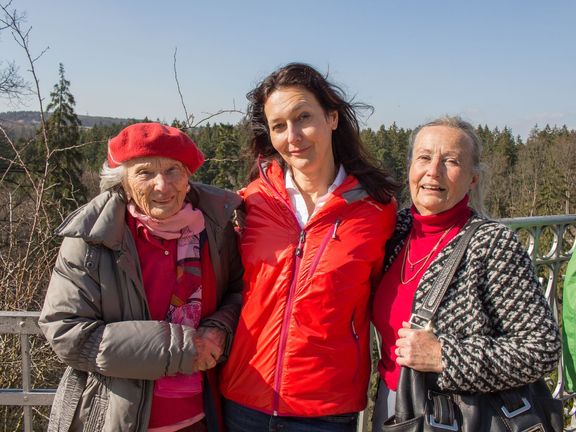 Vlastimila Šrůtková s dokumentaristkou Evou Tomanovou a svou dcerou Evou.