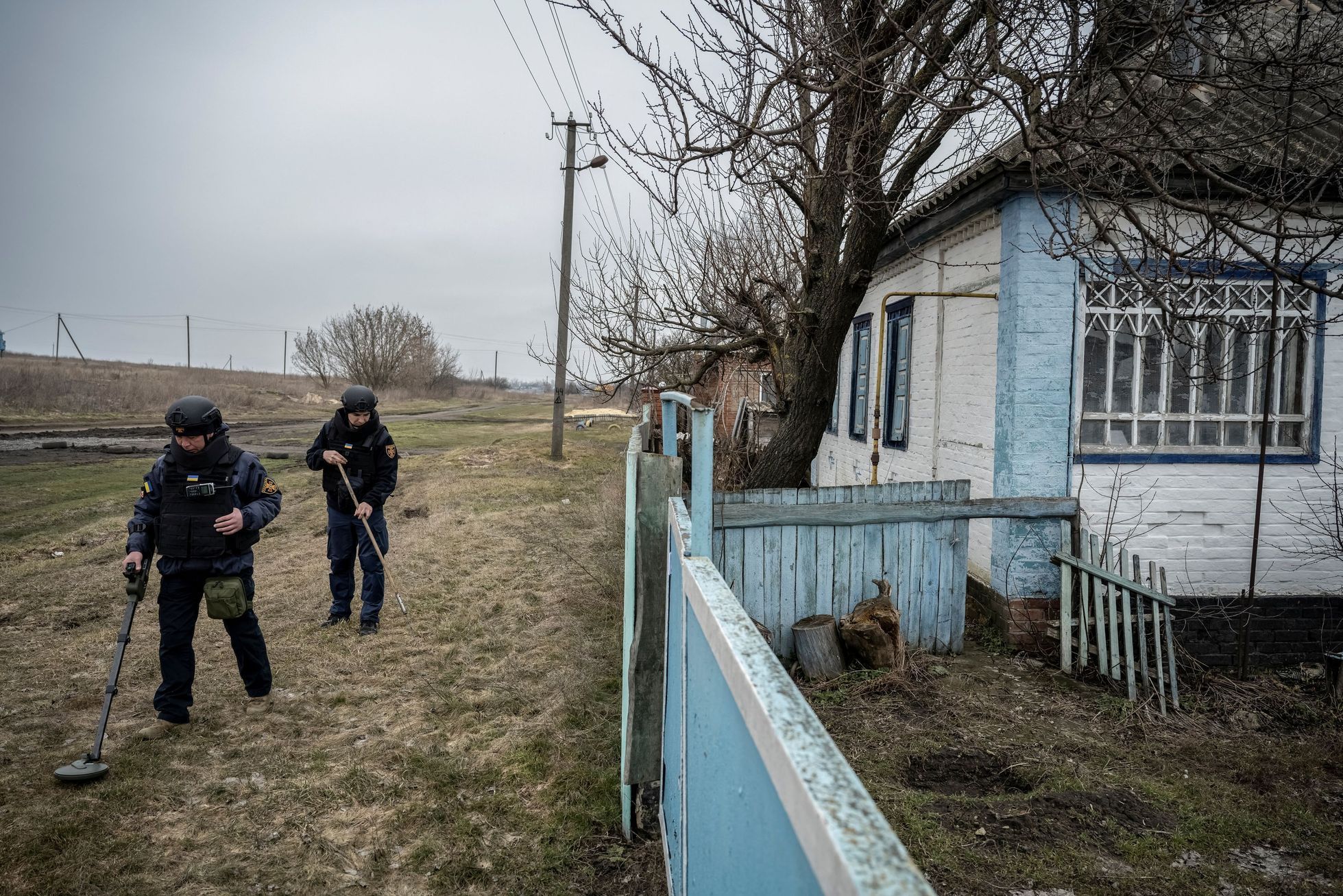 Sapéři pracují na odminování půdy v části Charkovské oblasti, kterou do podzimu okupovala ruská armáda.