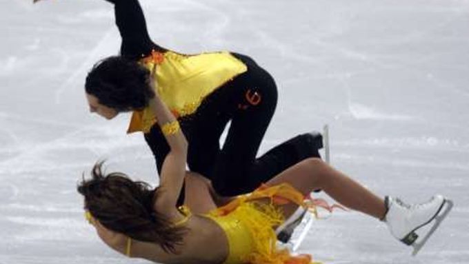 Italský taneční pár Federica Faiellaová a Massimo Scali přiolympijské soutěži spadl.