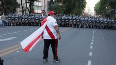 fotbal. Pohár osvoboditelů 2018, Boca Juniors - River Plate, fanoušek River Plate před kordonem policistů