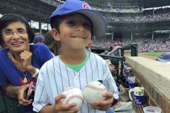 Video: Baseballový fanoušek sebral míček dítěti a dal ho ženě. Chlapec se ale přece jen dočkal