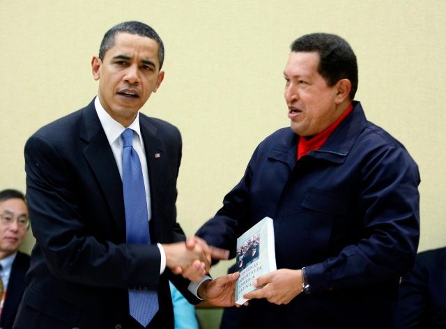 Chávez dává Obamovi knihu