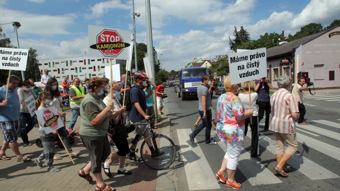 Foto: V Uhříněvsi demonstrovali za dostavbu Pražského okruhu. Vydrželo jim to přesně dvě minuty