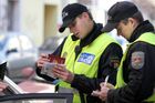 Pokuty budou moci lidé zaplatit kartou přímo na místě, strážníci testují terminály v autech