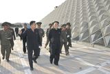 V části země je nouze o základní potraviny, jinde se ale mohutně buduje. Severokorejský vůdce Kim Čong-un přijel zkontrolovat dokončovací práce plaveckého komplexu.