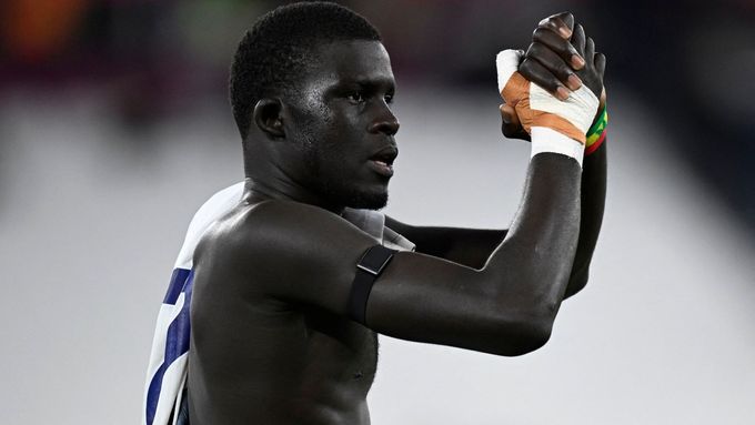 Fotbalista West Hamu El Hadji Malick Diouf tleská fanouškům po utkání Premier League proti Tottenhamu.