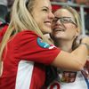 České fanynky se radují z vítězství nad Polskem v utkání skupiny A na Euru 2012