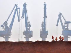 Čína dováží desítky milionů tun surovin, mezi nimi i hory železné rudy (ilustrační foto).