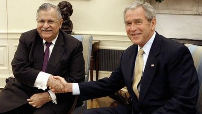 Irácký prezident Talabání při setkání s americkým protějškem Georgem Bushem ve Washingtonu.