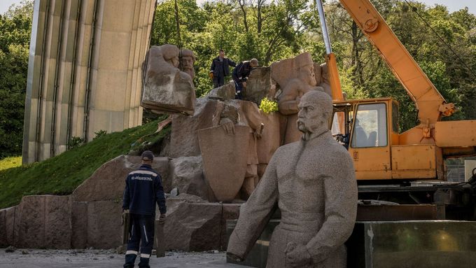 Pracovníci odstraňují pomník v Kyjevu.
