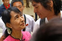 Barma vyhostila Bond girl, bude hrát filmovou Su Ťij
