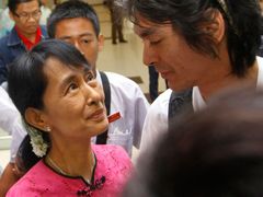 Su Ťij se na letišti v Rangúnu vítá se synem. Kim Aris přiletěl v půli června oslavit matčiny narozeniny.